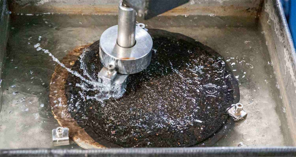 Un torno trabajando en una emulsión