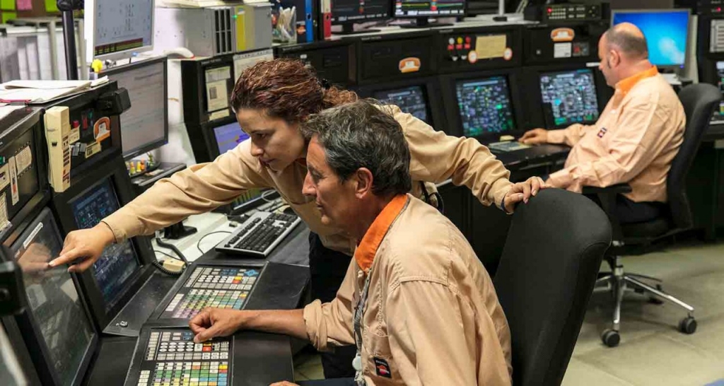 Tres trabajadores en un control