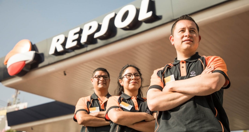 Trabajadores en una estación de servicio