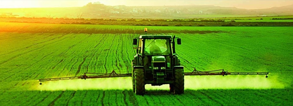 Tractor en un campo verde