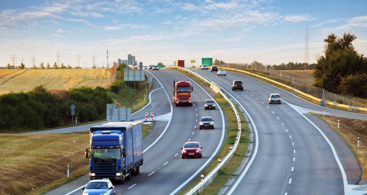 Una carretera con coches y camiones
