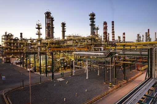 Vista de un complejo industrial al anochecer 