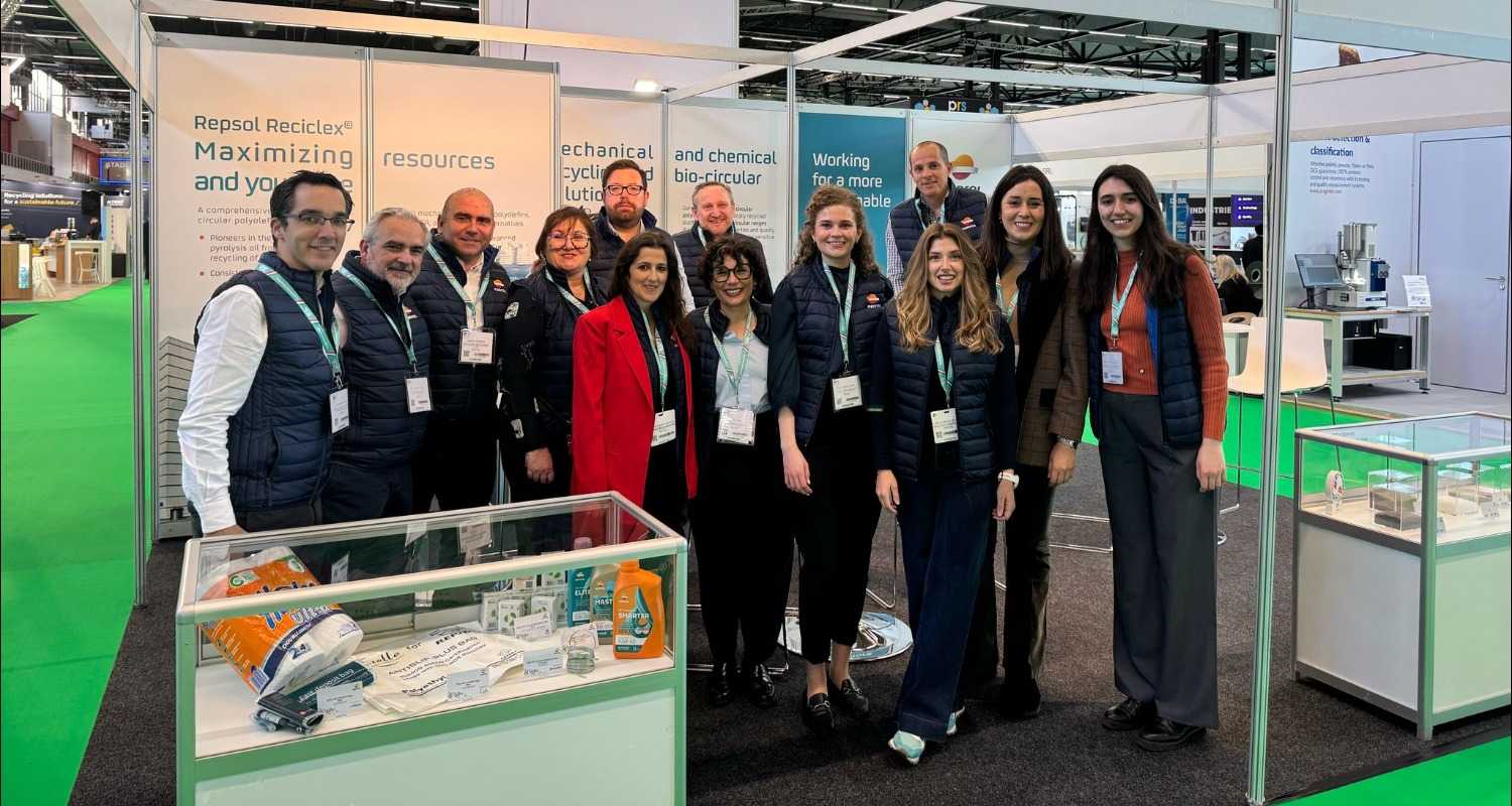 Trabajadores en stand de una feria