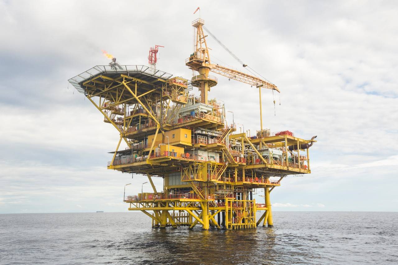 Vista de una plataforma petrolífera en el mar en Malasia