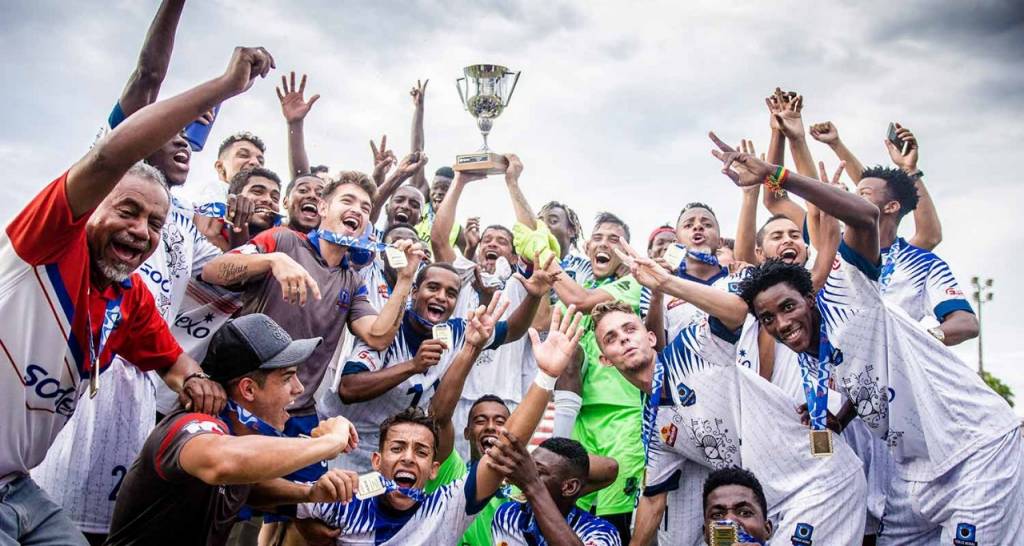 The Academia Pérolas Negras soccer teams celebrating a win