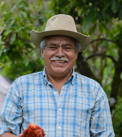 Un agricultor sonriendo
