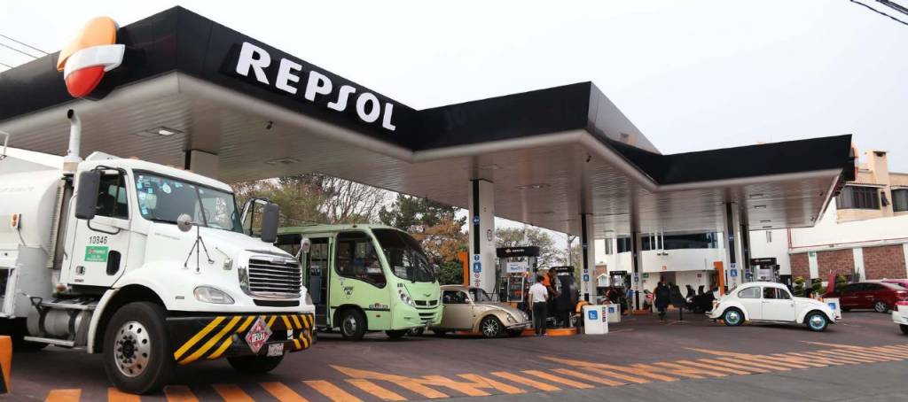 Una estación de servicio Repsol en México con varios vehículos repostando