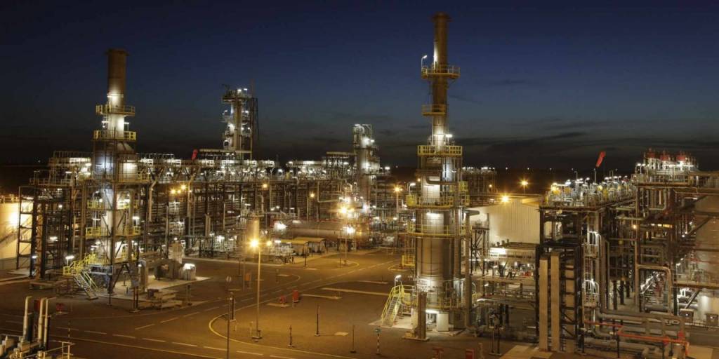 Vista de las instalaciones de Repsol en Argelia iluminadas por la noche pertenecientes al proyecto Reggane