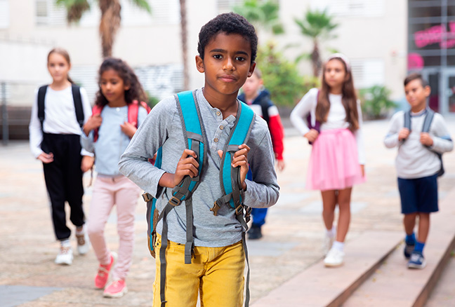 Repsol en el mundo Trinidad y Tobago. Grupo de niños caminando con mochilas