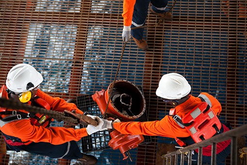 Operarios trabajando en la plataforma petrolífera de Angelin 