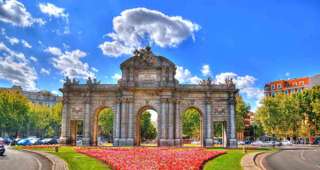 Vista de la puertga de Alcalá en Madrid en España.