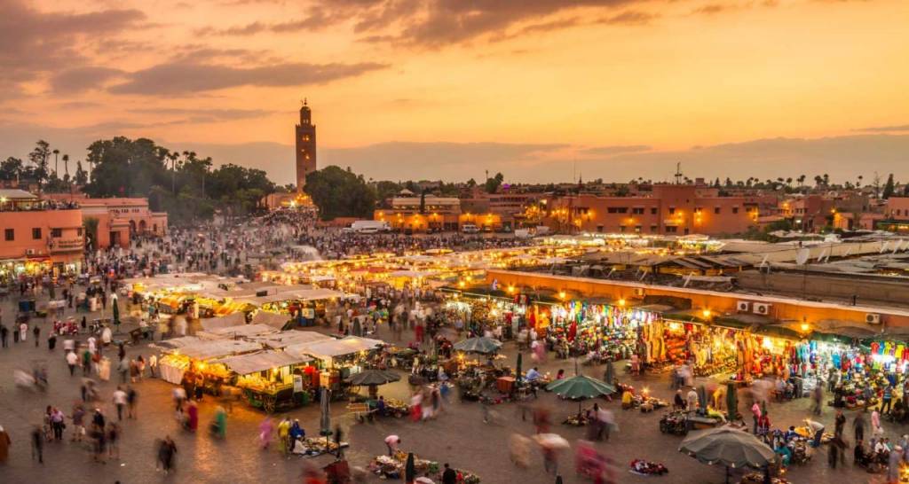 Vista nocturna de Marrakech, en Marruecos.