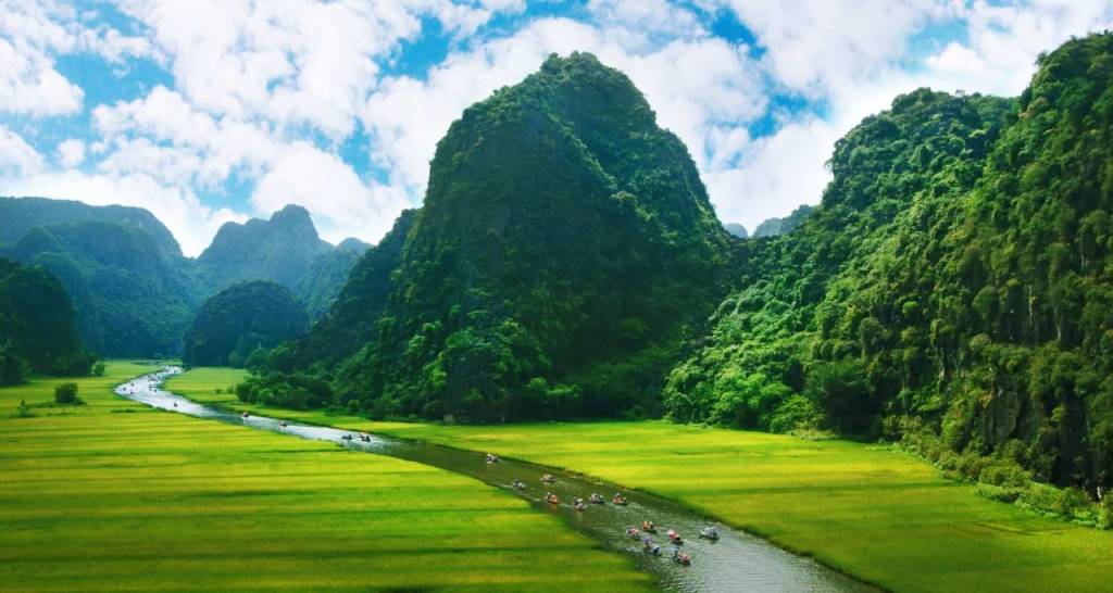 Vista de paisaje de un río bajo una montaña en Vietnam.