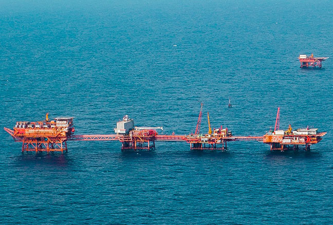 Panorámica de plataforma petrolera en Campo Juniper 