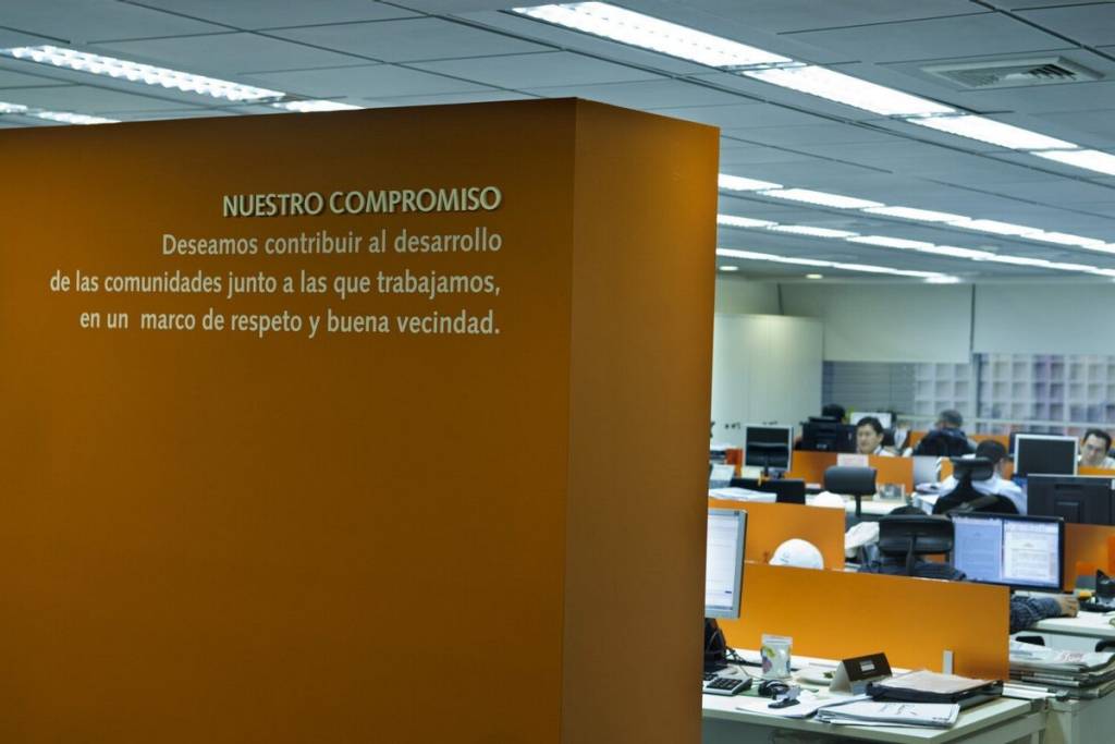 A sign with the Repsol commitment written on it at the Repsol Campus