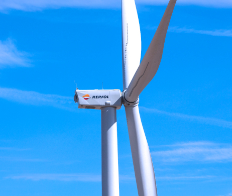 Vista detalle de un aerogenerador con el logo de Repsol
