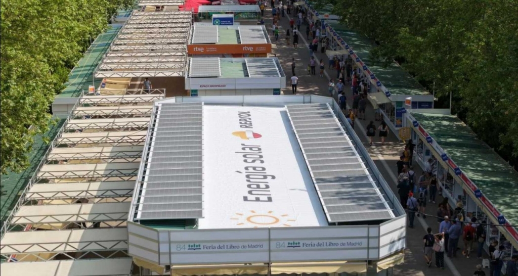 Placas solares en los tejados de los stands de la Feria del Libro de Madrid