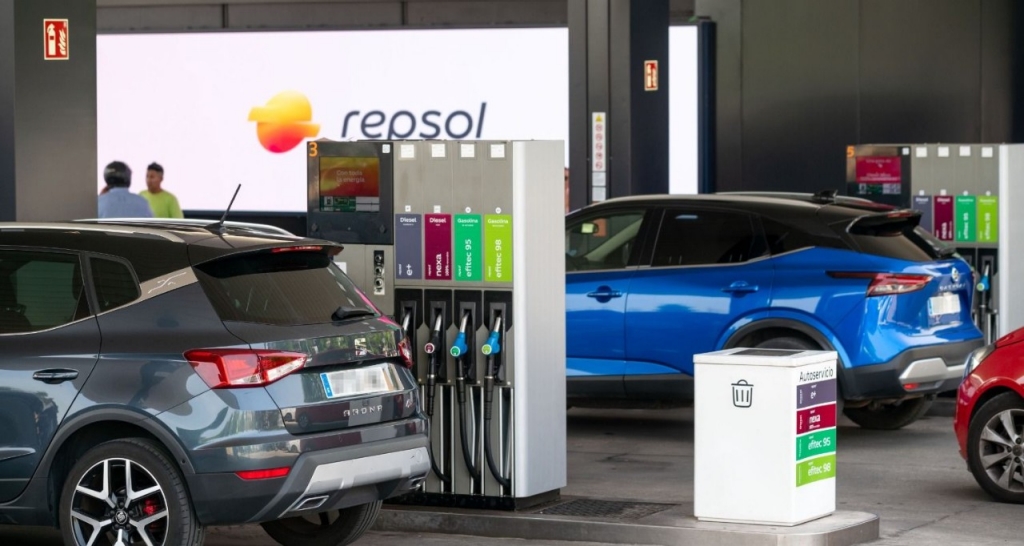 Coches repostando en estación de servicio de Repsol