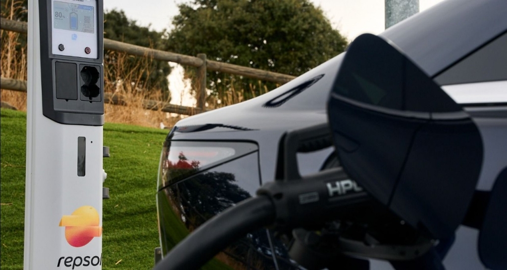 Coche eléctrico Mazda recargándose en punto de Repsol