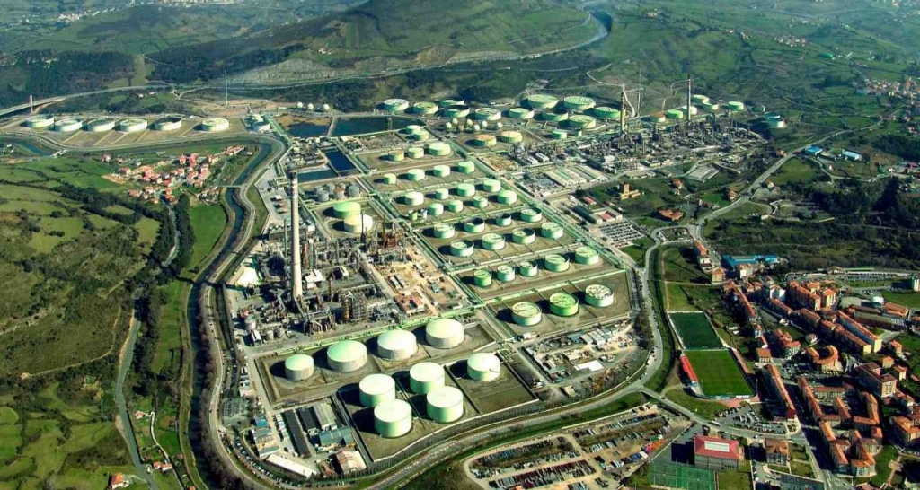 Vista aérea del complejo industrial Petronor