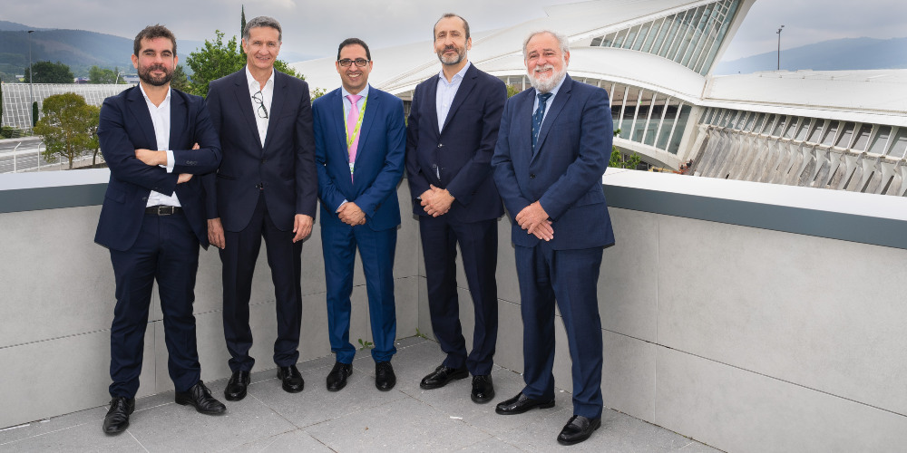 Francisco López Noguera, Director de Operaciones de Aeropuertos de Iberia; José Luis de Luna, Director de Aeropuertos de Iberia; Iván Grande, Director del Aeropuerto de Bilbao; Carlos Suárez, Director de Movilidad de Repsol; y José Ignacio Zudaire, Adjunto al CEO de Petronor