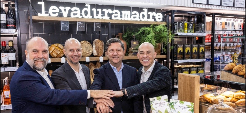 De izq. a dcha. Iñaki de Olazábal, CEO Comess Group; Iñaky de la Cuesta, Co-Director y Socio Fundador de Levaduramadre; José Barreiro, Director Ejecutivo de Movilidad Iberia de Repsol; Moncho López: Co-Director y Socio Fundador de Levaduramadre.