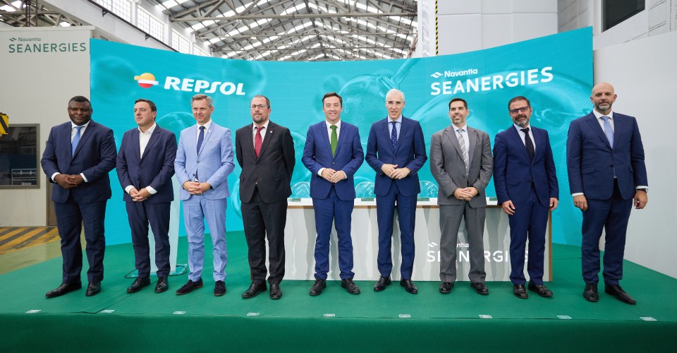 Repsol and Navantia representatives at the signing event