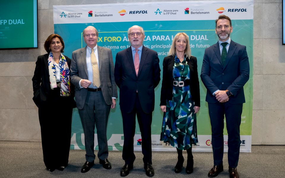 De izquierda a derecha, Carmen Muñoz, directora general de Personas y Organización de Repsol; Francisco Belil, vicepresidente de la Fundación Bertelsmann; Antoni Brufau, presidente de Repsol; Clara Bassols, directora de la Fundación Bertelsmann; y Juan Carlos Tejeda, director del departamento de Educación y Formación de CEOE