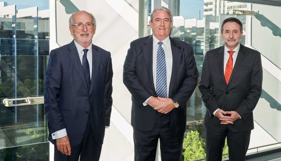 Foto: El Presidente de Repsol, Antonio Brufau; el Presidente y CEO de EIG, R. Blair Thomas; y el Consejero Delegado de Repsol, Josu Jon Imaz.