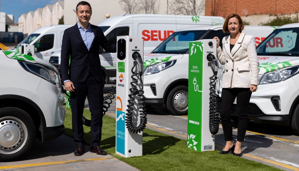 Carlos Bermúdez and Itxaso Larrañaga pose in front of two Repsol electric recharging points