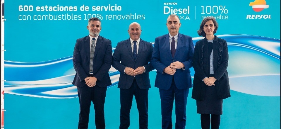 El Director General de Cliente de Repsol, Valero Marín, el alcalde de Cartes, Agustín Molleda; el consejero de Fomento, Vivienda, Ordenación del Territorio y Medio Ambiente del Gobierno de Cantabria, Roberto Media y la Directora de Combustibles Renovables de Repsol, Berta Cabello