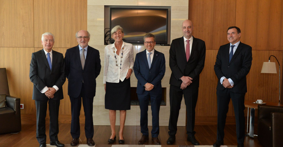 Portugal's secretary of state for urban mobility, Jorge Delgado, Repsol chairman, Antonio Brufau, the mayor of Lisbon, Carlos Moedas, and the CIP (Confederation of Portuguese Business) chairman, António Saraiva