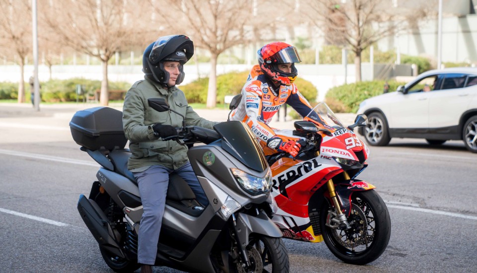 Jose Luis Martínez-Almeida junto a Marc Márquez durante el trayecto por las calles de Madrid.