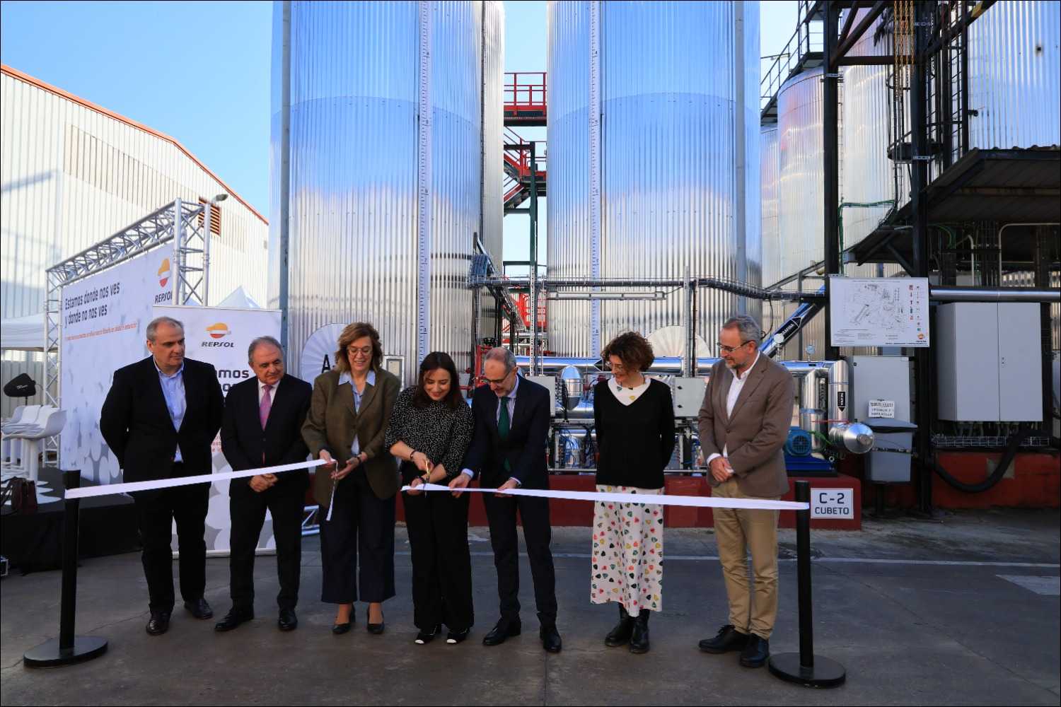 Autoridades cortanto la cinta inaugural durante el acto. De izquierda a derecha: el director de Lubricantes, Aviación, Asfaltos y Especialidades de Repsol, Sebastián Mussini, el delegado territorial de la Junta de Castilla y León en Palencia, José Antonio Rubio, la presidenta de la Diputación Provincial de Palencia, María Ángeles Armisén, la alcaldesa de Palencia, Raquel Miriam Andrés, el director general de Industria del Gobierno de Castilla y León, Mariano Muñoz, la concejala de Impulso Económico de Palencia, Judith Castro, y el director de Operaciones del Negocio Cliente de Repsol, Rafa Jimenez.