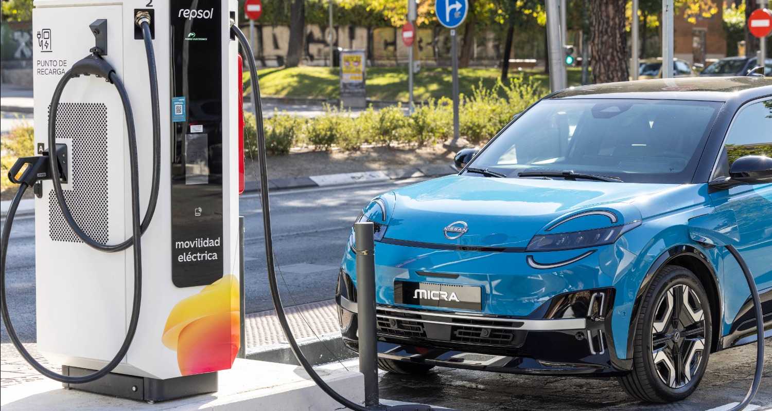 Un Nissan recargando en un punto de recarga Repsol