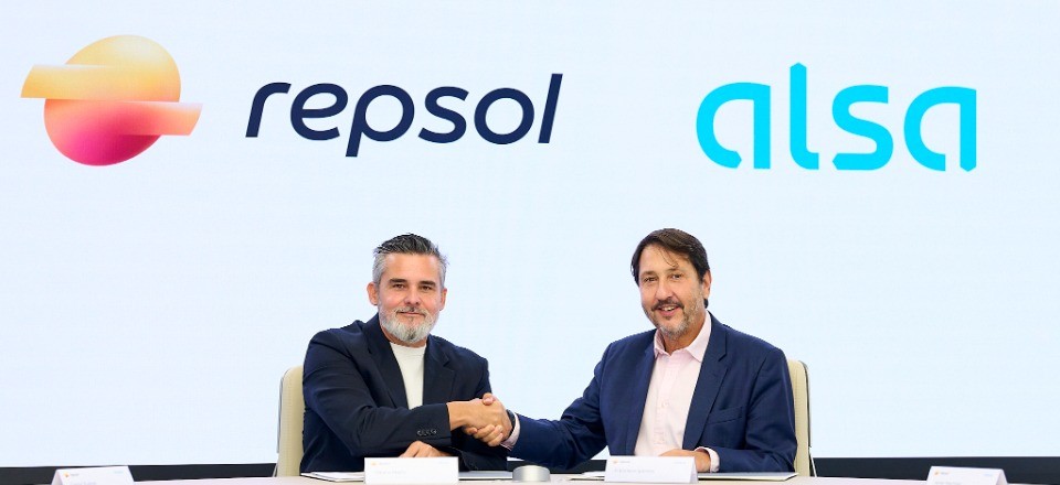 El Director General de Cliente de Repsol, Valero Marín y el CEO de Alsa, Francisco Iglesias en el acto de firma del acuerdo