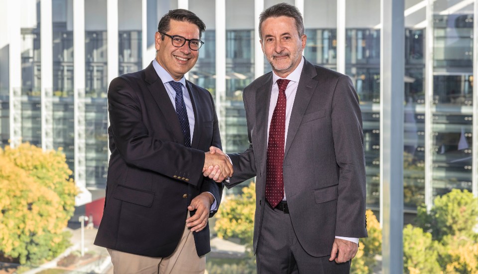 Repsol CEO Josu Jon Imaz and EIB Vice-President Ricardo Mourinho Félix during the signing event held in Madrid