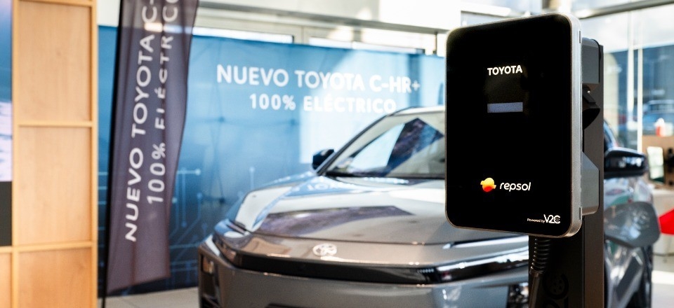 Un Tyota CH-R cargando en un punto de recarga eléctrico de Repsol