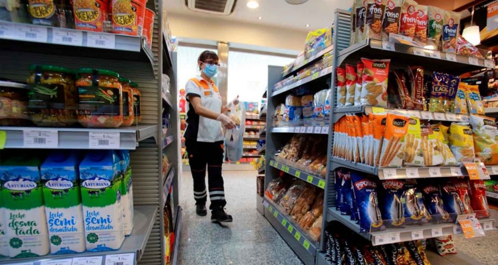 Service station employee wearing a mask mask