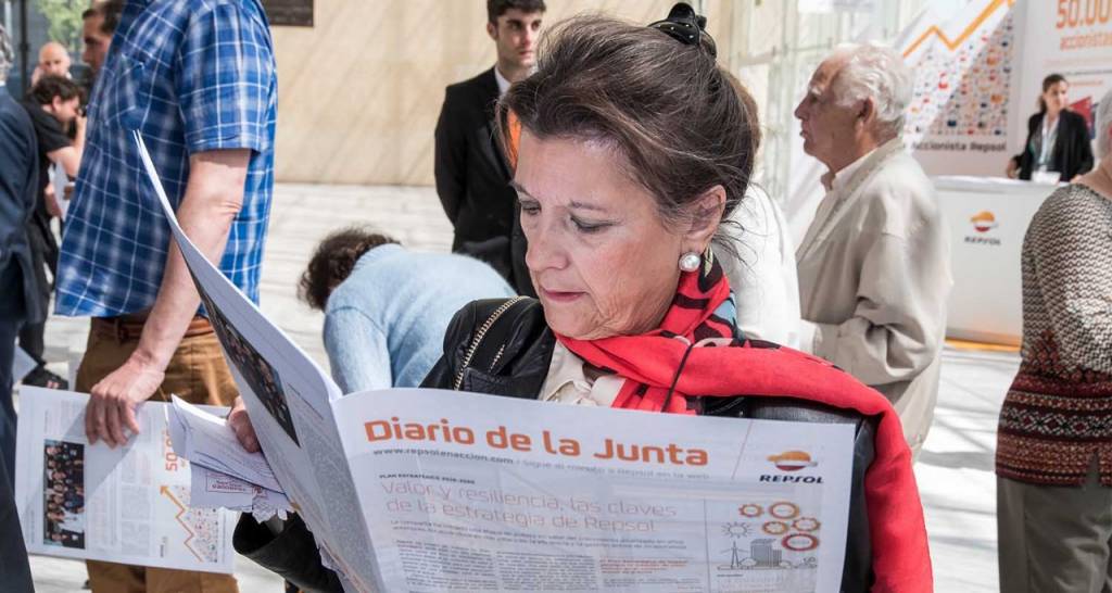 A woman reading a document at the Repsol AGM