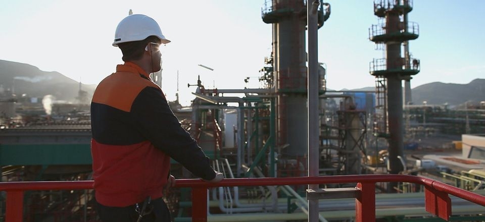 Low-temperature bitumens. Operator at a refinery