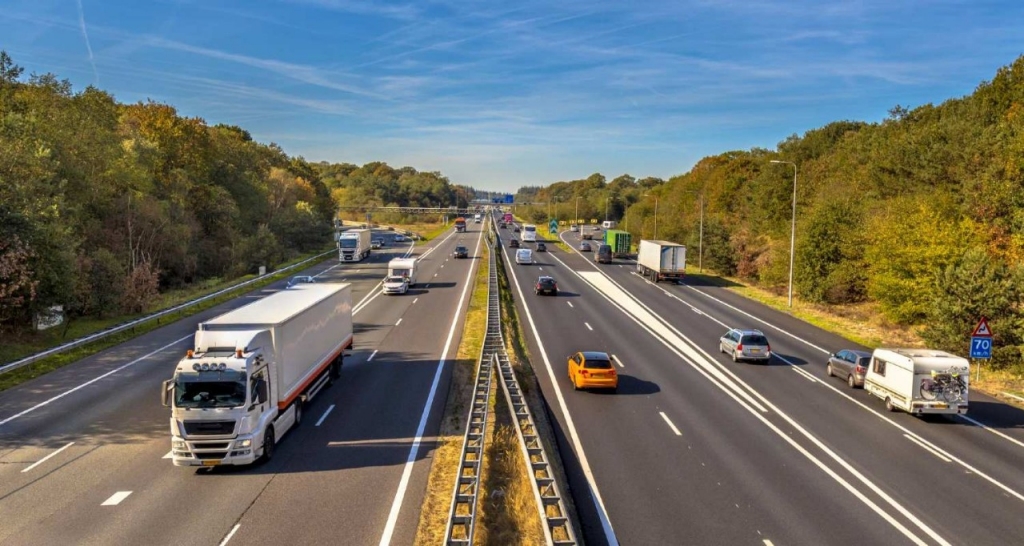 Una carretera con varios tipos de vehículos