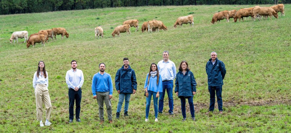 Group of specialists from Repsol, Reganosa, Naturgy, and Impulsa Galicia on a farm