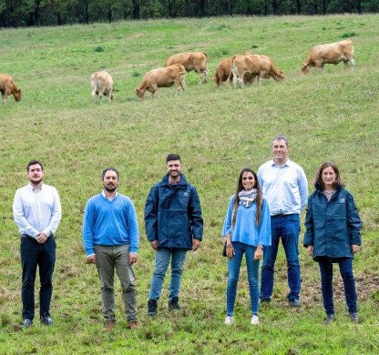 Group of specialists from Repsol, Reganosa, Naturgy, and Impulsa Galicia on a farm
