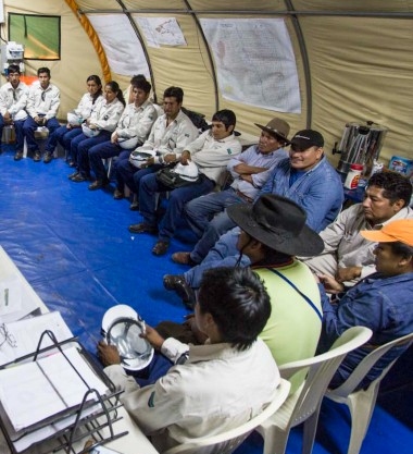 Varios bolivianos reunidos en una carpa