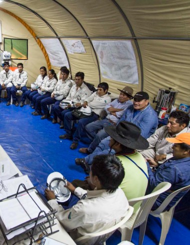 Personas bolivianas reunidas bajo una carpa 