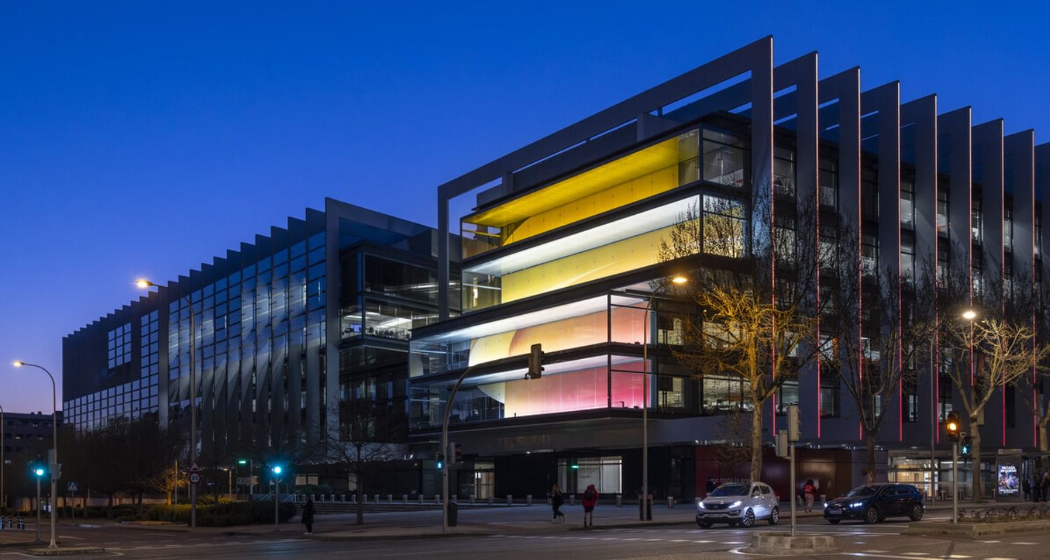 Fachada de Campus Repsol de noche