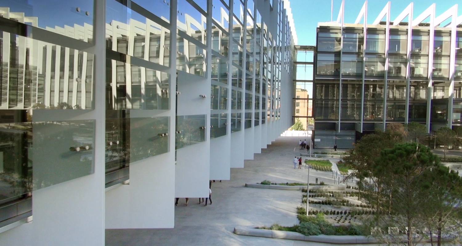 Dos personas sentadas en una mesa frente a un portátil