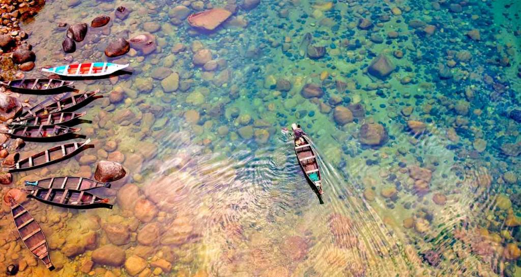 Una canoa por un río A canoe in a river