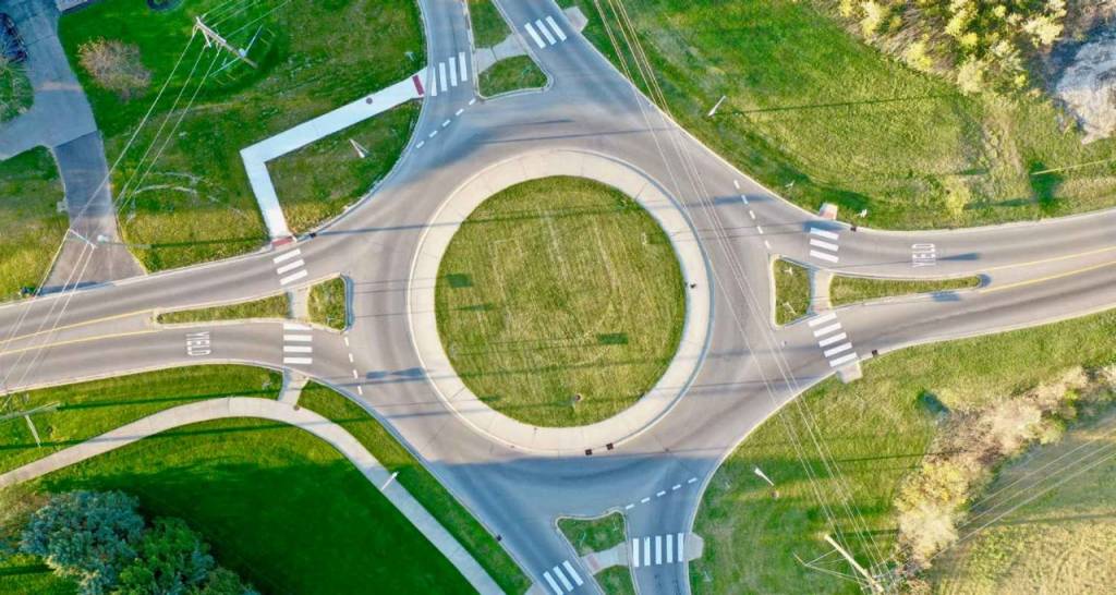Una carretera con forma circular